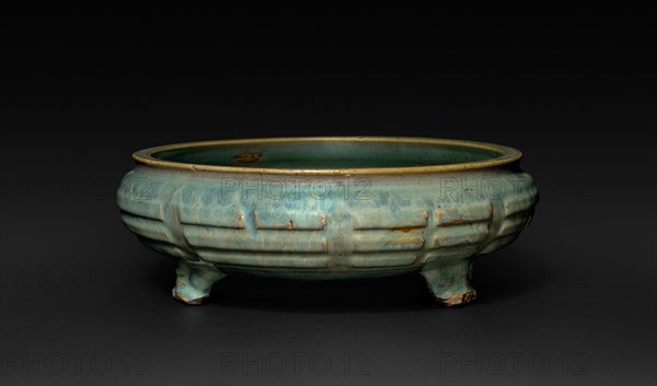 Tripod Bulb Dish, Ming dynasty. China, Ming dynasty (1368-1644). Porcelain; diameter: 32.4 cm (12 3/4 in.); overall: 10.8 cm (4 1/4 in.).