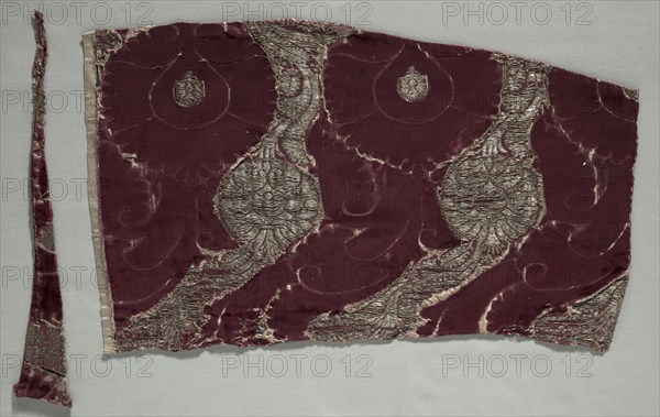 Velvet Fragment, 1400s. Italy, 15th century. Velvet (cut, voided, and brocaded): silk and gold thread; overall: 28 x 47 cm (11 x 18 1/2 in.).