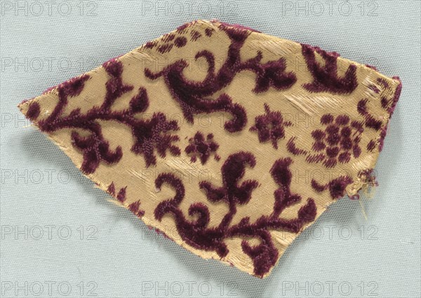 Velvet Fragment, early 1600s. Italy, early 17th century. Velvet; overall: 10 x 13.5 cm (3 15/16 x 5 5/16 in.)