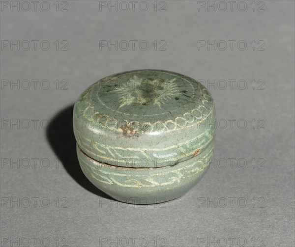 Box and Cover with Inlaid Crane Design, 1200s. Korea, Goryeo period (936-1392). Celadon; diameter: 3.7 cm (1 7/16 in.); overall: 2.6 cm (1 in.).