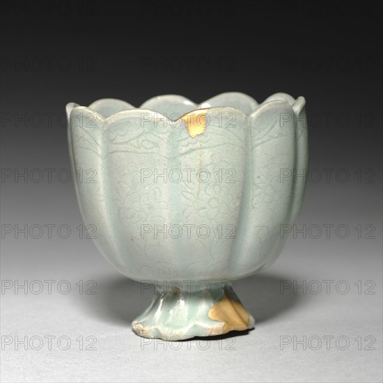 Floral-shaped Cup with Incised Chrysanthemum Design, 1100s-1200s. Korea, Goryeo period (918-1392). Celadon; diameter of mouth: 7.1 cm (2 13/16 in.); overall: 6.9 cm (2 11/16 in.).