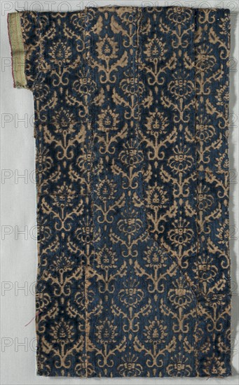 Velvet Fragment, 1500s-1600s. Italy, 16th-17th century. Velvet (cut and uncut); overall: 44.4 x 23.5 cm (17 1/2 x 9 1/4 in.).