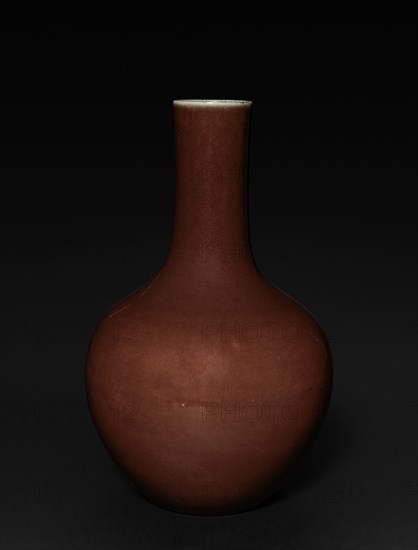 Bottle-shaped Vase, 1736-1795. China, Qing dynasty (1644-1911), Qianlong reign (1735-1795). Porcelain; overall: 27.7 cm (10 7/8 in.).