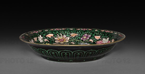 Dish, 1736-1795. China, Qing dynasty (1644-1912), Qianlong reign (1735-1795). Porcelain with famille rose overglaze enamel decoration; diameter: 16 cm (6 5/16 in.); overall: 3.2 cm (1 1/4 in.).