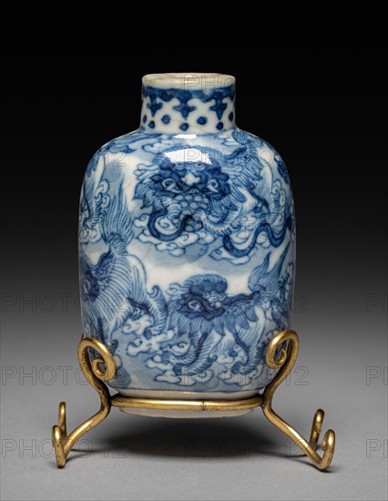 Flattened Ovoid Snuff Bottle with Stopper, 1573-1620. China, Jiangxi province, Jingdezhen kilns, Ming dynasty (1368-1644), Wanli reign (1572-1620). Porcelain; overall: 7 cm (2 3/4 in.).