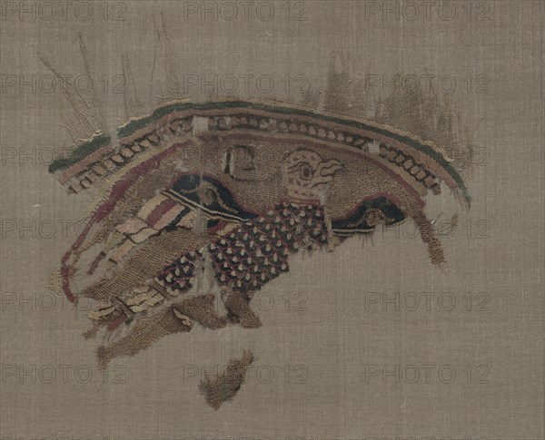 Fragmentary roundel with eagle in gold ground, 1000s. Egypt, Fatimid period. Plain weave with inwoven tapestry weave: linen, silk, and gold filé; overall: 11.2 x 14 cm (4 7/16 x 5 1/2 in.)