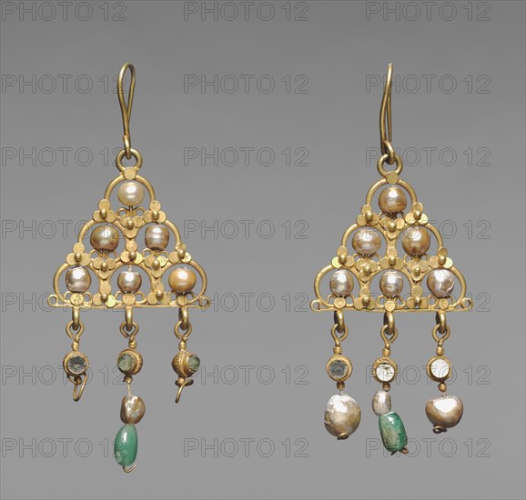 Earring (one of a pair), 600s. Byzantium, early Byzantine period, 7th century. Gold, pearls, glass, and emeralds; overall: 10.2 x 4.5 cm (4 x 1 3/4 in.)