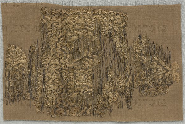 Fragment (Xilins in Bulb Palmettes), 1200s - 1300s. Central Asia or Northern China, 13th-14th century. Lampas weave, silk and gold thread; overall: 21 x 13 cm (8 1/4 x 5 1/8 in.)