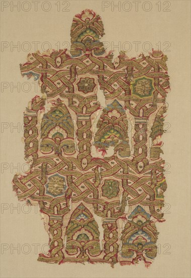 Silk fragment with arcade and palmettes, 1200s. Spain, probably Granada, Nasrid period,. Tapestry weave: silk and gold thread; overall: 17.8 x 10.7 cm (7 x 4 3/16 in.)