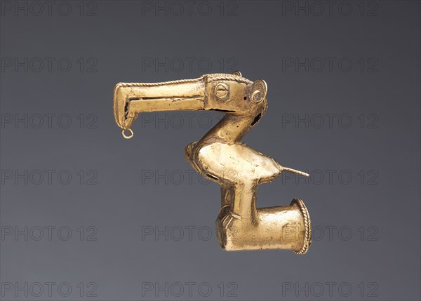 Staff Head, 400-1000. Colombia, Sinú style, 5th-10th Century. Cast gold; overall: 6.7 x 3 x 8.2 cm (2 5/8 x 1 3/16 x 3 1/4 in.).