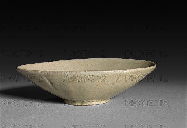 Chan:  Oval Shaped Shallow Cup - Yue ware, 10th Century. China, Tang dynasty (618-907) - Five dynasties (907-960). Glazed gray stoneware; diameter: 14.6 cm (5 3/4 in.); overall: 3.8 cm (1 1/2 in.).