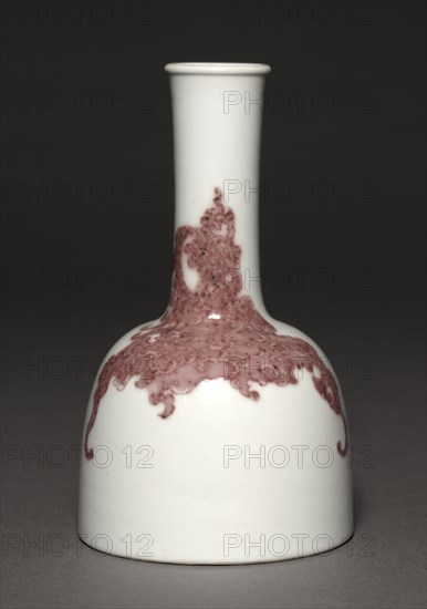 Mallet-Shaped Bottle with Phoenixes, 1662-1722. China, Jiangxi province, Jingdezhen, Qing dynasty (1644-1912), Kangxi mark and period (1662-1722). Porcelain with underglaze red (and green) decoration; diameter: 10.5 cm (4 1/8 in.); overall: 17.8 cm (7 in.).