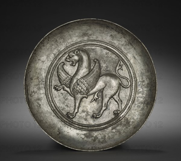 Plate with Winged Griffin, 500s-600s. Soghdia, Hephtalite Period, 6th-7th Century. Silver; diameter: 4 x 32 cm (1 9/16 x 12 5/8 in.).