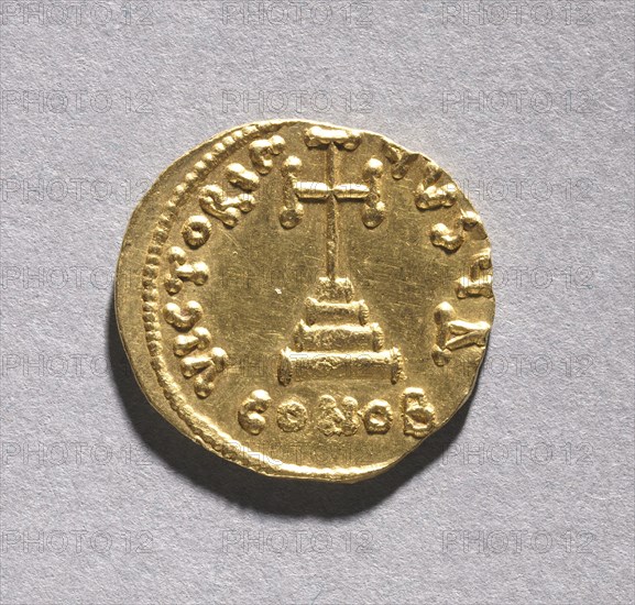 Solidus with Tiberius III Apsimarus (reverse), 698-705. Byzantium, late 7th-early 8th century. Gold; diameter: 2 cm (13/16 in.)