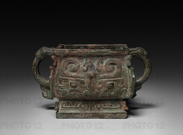 Kuei, 1045-771 BC. China, Western Zhou dynasty (c. 1046-771 BC). Bronze; overall: 13 x 24 x 11 cm (5 1/8 x 9 7/16 x 4 5/16 in.).