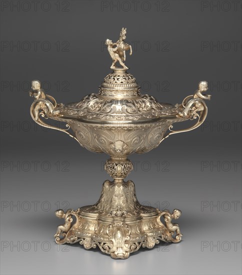 Centerpiece, 1838-1848. Charles-Nicolas Odiot (French, 1826-1868). Silver gilt; overall: 37 x 30.2 x 25.1 cm (14 9/16 x 11 7/8 x 9 7/8 in.).