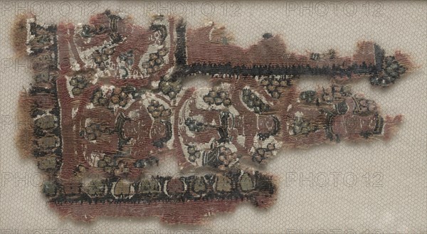 Fragment of the Corner of a Tunic, 400s - 600s. Egypt, Byzantine period, 5th - 7th century. Tapestry; linen and wool; overall: 17.2 x 9.1 cm (6 3/4 x 3 9/16 in.).