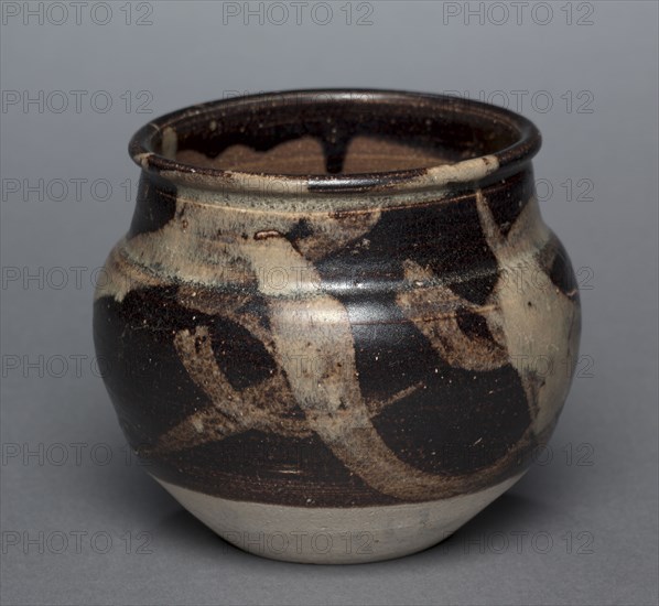 Jar: Jizhou Ware, 1200s-1300s. China, Jiangxi province, Ji-zhou kilns, Southern Song Dynasty (1127-1279) - Yuan Dynasty (1271-1368). Glazed stoneware with resist and slip-painted decoration; diameter: 13.4 cm (5 1/4 in.); overall: 11.3 cm (4 7/16 in.).