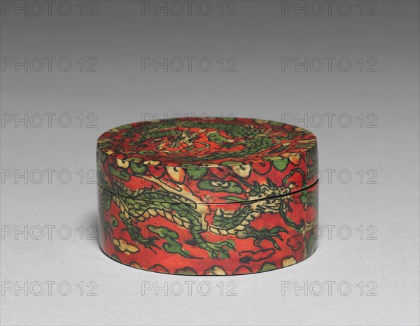 Incense Box with Dragon Design, 1600s-1700s. Korea, Joseon dynasty (1392-1910). Wood carved with under painted oxhorn (Hwagak); diameter: 7.2 cm (2 13/16 in.); overall: 3.6 cm (1 7/16 in.).