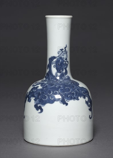 Mallet-Shaped Bottle with Phoenixes, 1662-1722. China, Jiangxi province, Jingdezhen, Qing dynasty (1644-1911), Kangxi mark and period (1662-1722). Porcelain with underglaze blue decoration; diameter: 10.5 cm (4 1/8 in.); overall: 18.5 cm (7 5/16 in.).