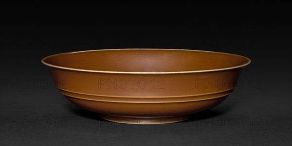 Dish, 1723-1735. China, Jiangxi province, Jingdezhen kilns, Qing dynasty (1644-1912), Yongzheng mark and reign (1722-1735). Porcelain with café-au-lait glaze; diameter: 17 cm (6 11/16 in.); overall: 3.5 cm (1 3/8 in.).