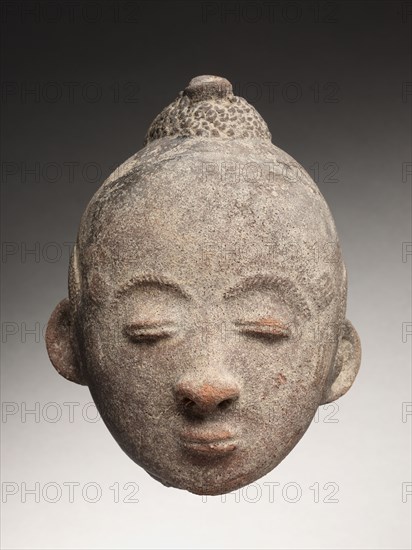 Head, late 1600s-early 1700s  . Guinea Coast, Ghana, Akan, late 17th-early 18th century. Terracotta; overall: 19.1 x 13.6 x 15.5 cm (7 1/2 x 5 3/8 x 6 1/8 in.)