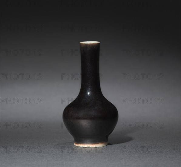 Vase, 1644-1912. China, Qing dynasty (1644-1911). Glazed porcelain; diameter: 3.8 cm (1 1/2 in.); overall: 7.7 cm (3 1/16 in.); width of mouth: 1.5 cm (9/16 in.).