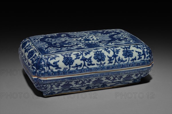Covered Box with Dragons, 1573-1620. China, Jiangxi province, Jingdezhen kilns, Ming dynasty (1368-1644), Wanli reign (1572-1620). Porcelain with underglaze blue decoration; overall: 8.9 x 15.2 cm (3 1/2 x 6 in.).