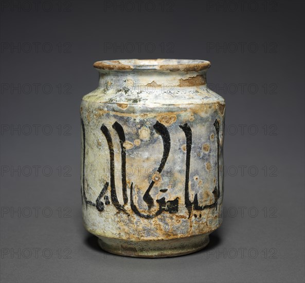 Albarello Jar with an Aphorism, 10th Century. Central Asia, Samarkand, Samanid period. Earthenware with underglaze slip-painted decoration; diameter: 9.7 cm (3 13/16 in.); overall: 13 cm (5 1/8 in.).