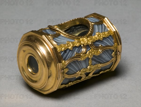Spyglass, c. 1750-60. James Cox (British). Gold-mounted agate, periscope mirror for side viewing; overall: 5.1 x 3.8 cm (2 x 1 1/2 in.).