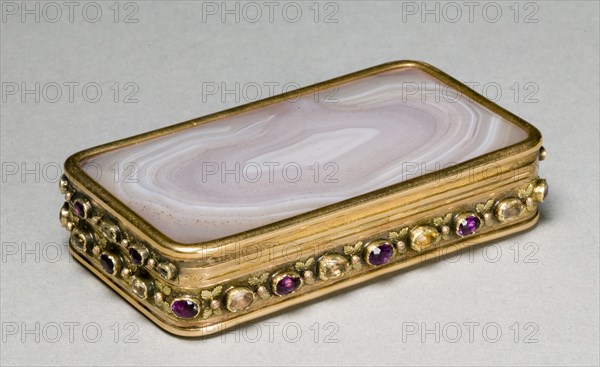 Snuff Box, c. 1825-35. 19th century. Agate, gold, amethysts, citrines; overall: 9 x 5 x 2 cm (3 9/16 x 1 15/16 x 13/16 in.).