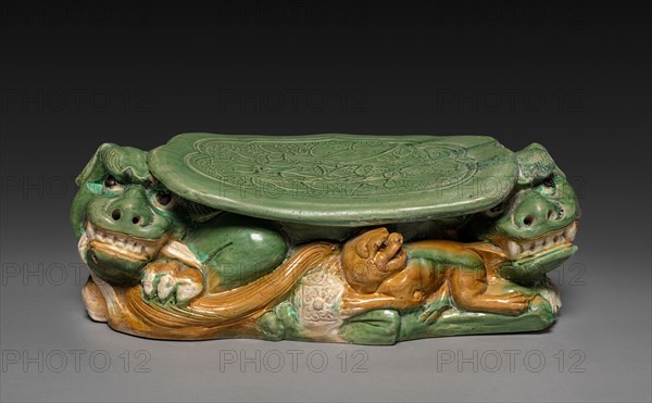 Headrest with Three Lions, 916-1125. China, Liao dynasty (916-1125). Glazed earthenware, sancai (three-color ware); overall: 13.4 x 37.9 x 18.2 cm (5 1/4 x 14 15/16 x 7 3/16 in.).