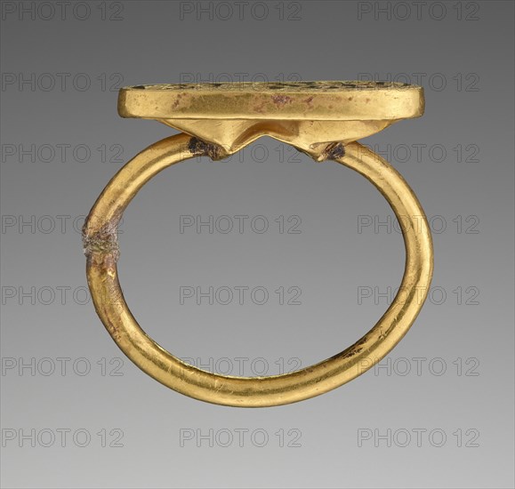 Ambush at a Fountain; Etruria; 550 - 500 B.C; Hoop: gold-plated silver; bezel: gold; 2.1 × 1 cm, 13,16 × 3,8 in