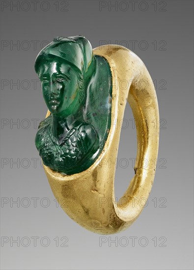 Minerva; 1st century; Gem: chrome chalcedony; ring: gold; 1.8 × 1.1 × 1.3 cm, 3,4 × 7,16 × 1,2 in