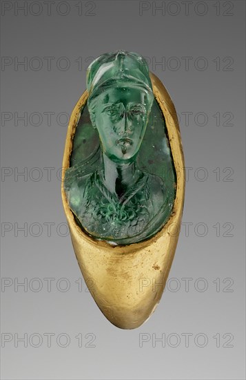 Minerva; 1st century; Gem: chrome chalcedony; ring: gold; 1.8 × 1.1 × 1.3 cm, 3,4 × 7,16 × 1,2 in
