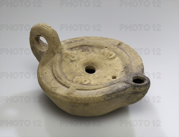 Lamp; Greece, Corinth, early 2nd century; Terracotta; 4.2 x 7.1 x 9 cm, 1 5,8 x 2 13,16 x 3 9,16 in