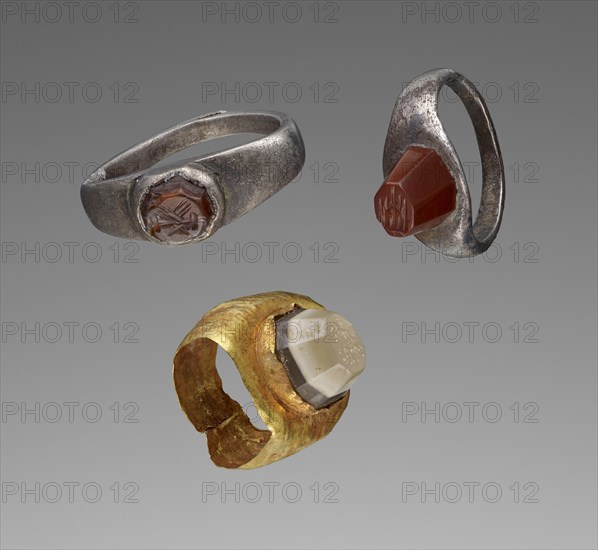 Engraved Gem Inset Into a Ring; 2nd - 3rd century; Gem: banded agate, green,white,dark green; ring: gold-foil; 1.1 × 0.9 × 0.7