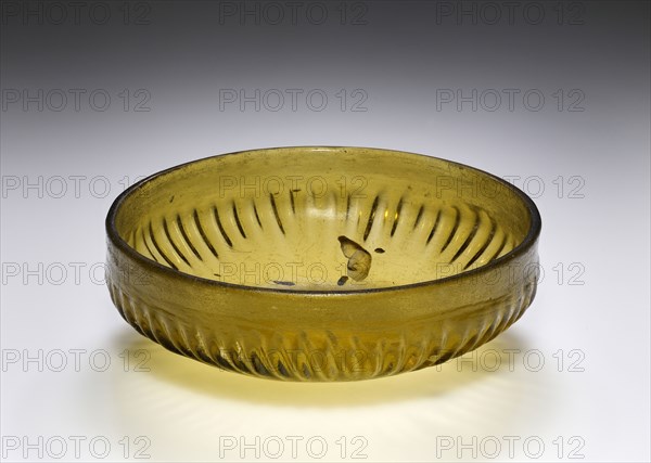 Ribbed Bowl; Eastern Mediterranean or Italy; 1st century B.C; Glass; 4.5 x 13.5 cm, 1 3,4 x 5 5,16 in