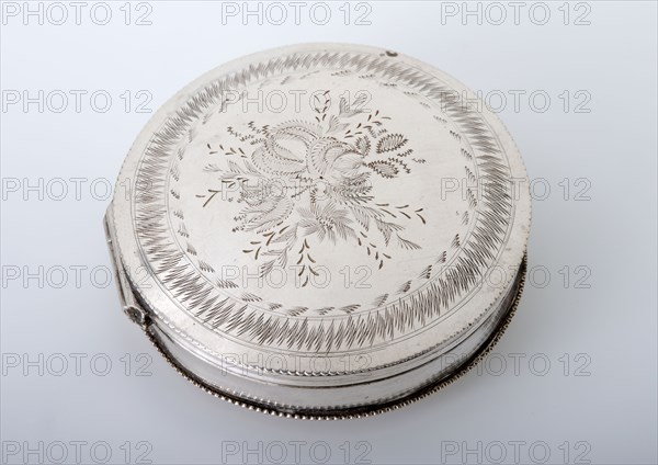 J. van Geelen Czn. (?), Round silver peppermint box, peppermint box pillbox box holder silver, Silver peppermint box made in