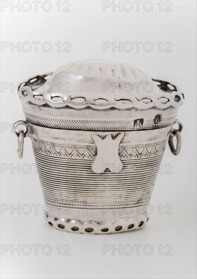 Silversmith: D.H. Greup, Silver lodger's box, loddereindoos box holder silver, stamped Foot box lid two eyes two rings truncated