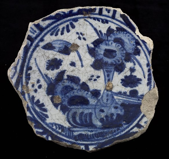 Fragment majolica plate, blue on white, Chinese motif with flower vase, rim in Wanli style, plate dish crockery holder soil find