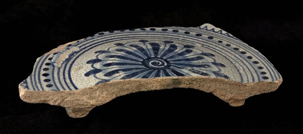 Fragment majolica dish, blue on white, in the middle rosette, convex mirror, plate crockery holder soil find ceramic earthenware