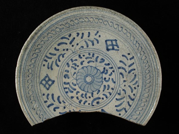 Majolica dish, blue on white, rankendecor, small rosette in the middle, signed, plate crockery holder soil find ceramic