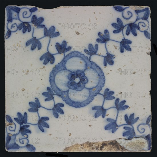 F.J. Kleyn, Ornament tile, rosette with flower heart, corner pattern ox head, wall tile tile sculpture ceramic earthenware glaze