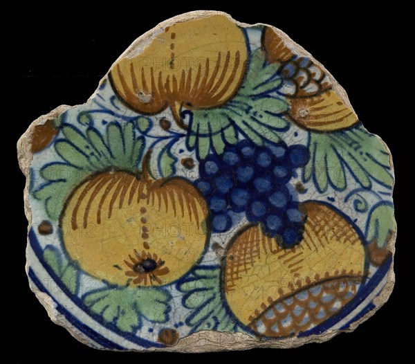 Fragment majolica dish, polychrome, decor of grapes, apples and pomegranates, plate crockery holder soil find ceramic