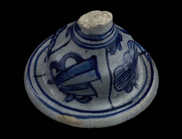 Fragment (foot) salt vessel, blue on white with Chinese motifs, salt barrel tableware holder soil find ceramics pottery glaze