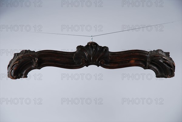 Bow-shaped profiled ornament, furniture crown, With carved leaf motifs in the middle and at the ends, ornament wood carving