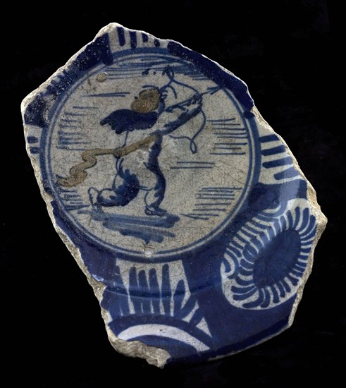 Fragment majolica plate, polychrome, amor shooting with bow and arrow, rim in Wanli style, plate crockery holder soil find