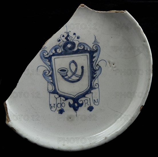 Faience plate, blue on white, coat of arms with post horn, underneath HOORN, plate crockery holder soil find ceramic earthenware