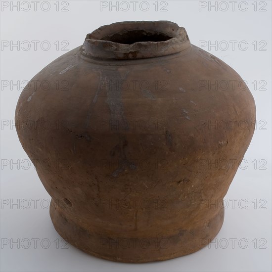 Heavy pottery pot on wide stand ring, round and stocky model, pot holder ceramic earthenware glaze lead glaze, hand-turned